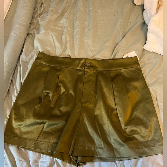 NEW! Forever 21 Women’s High Waisted Satin Trouser Shorts - Picture 3 of 7